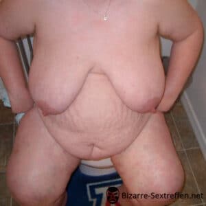 Rubensdame träumt von hartem Fußfisting in Arsch und Fotze