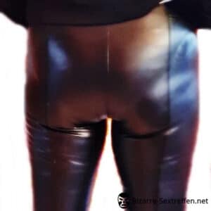 Geile Oma in Leder – Lederhose ficken und nass wichsen