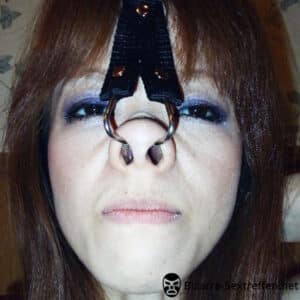 Nasenlöcher-Hure mit Nasenhakenfetisch sucht harten Dom für extreme Nose Hook Spiele