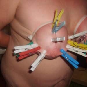 Brust-Tortur mit Kabelbindern und Wäscheklammern